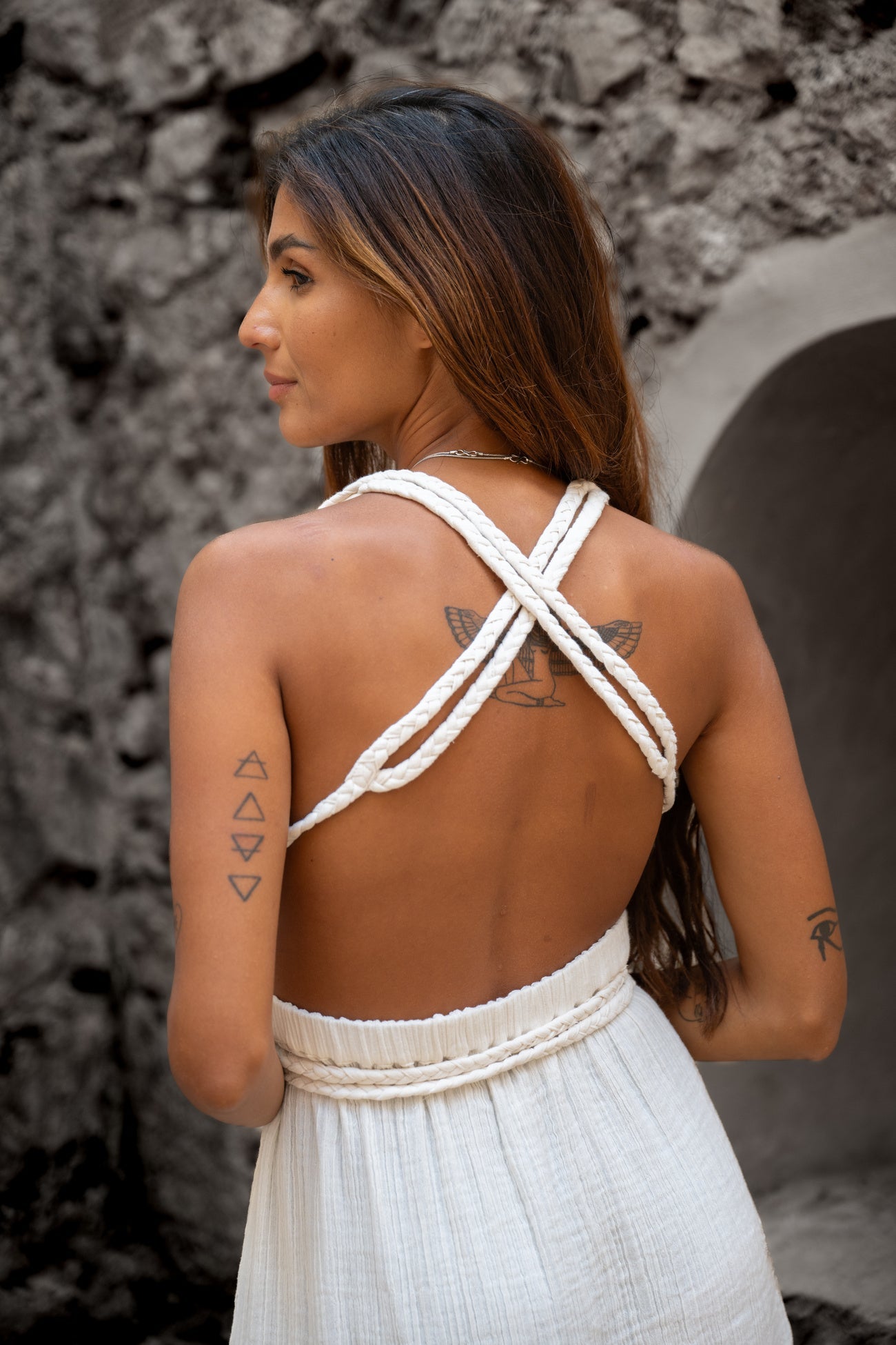 Elegante maxi jurk met open achterkant en sierlinten in bohemien stijl