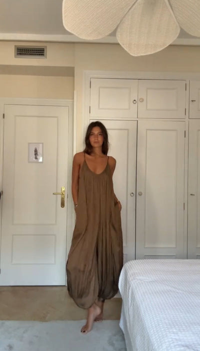 Elegante jumpsuit met dunne bandjes en wijde lange broek