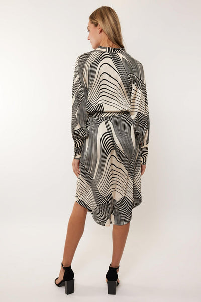 Modieuze en elegante midi jurk met lange mouwen en grafisch patroon