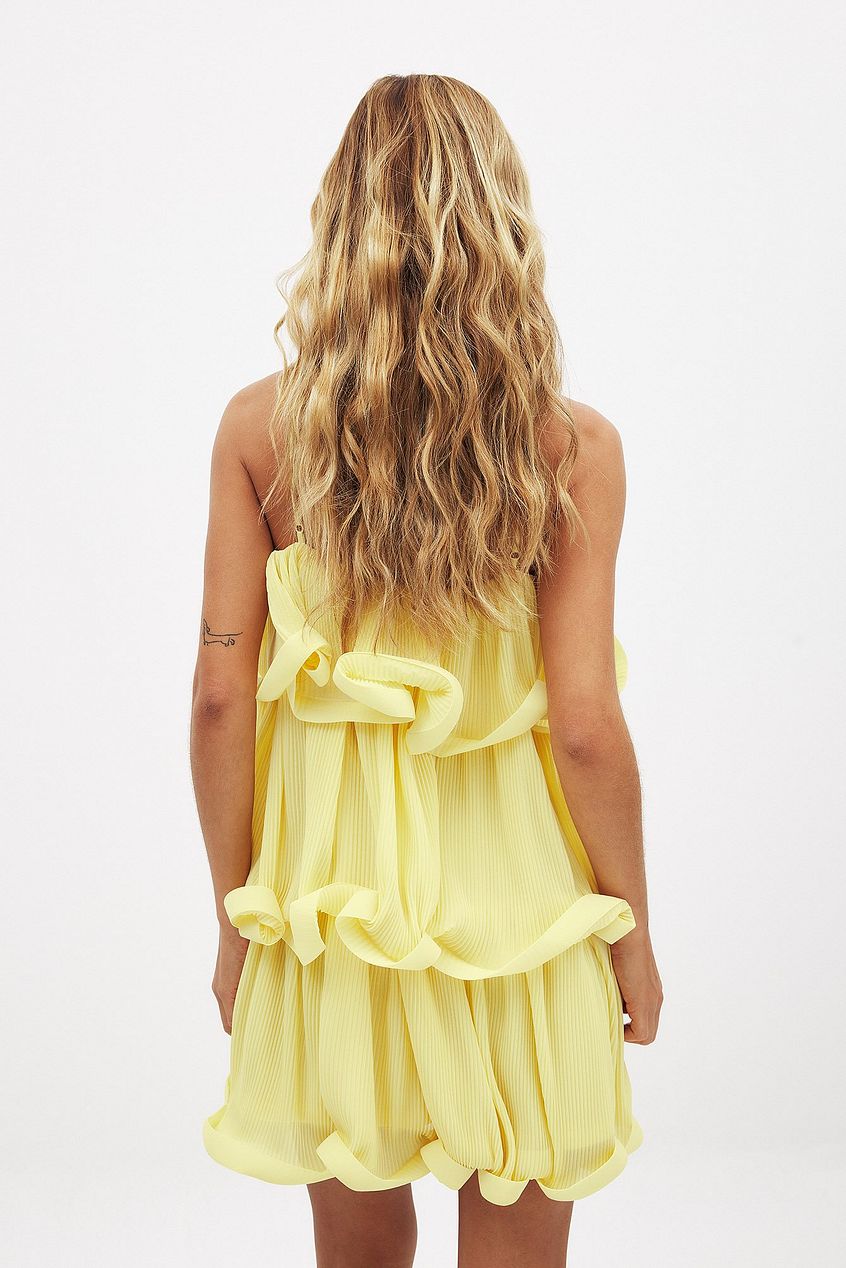 Korte damesjurk met print en volantdetails op smalle bandjes
