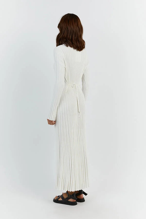 Lange damesjurk met rechte mouwen en minimalistisch ontwerp