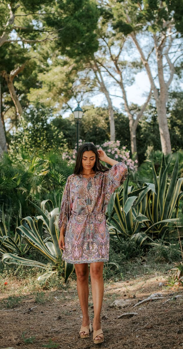 Korte tuniek met print lange wijde mouwen en een open halsdetail voor een boho uitstraling