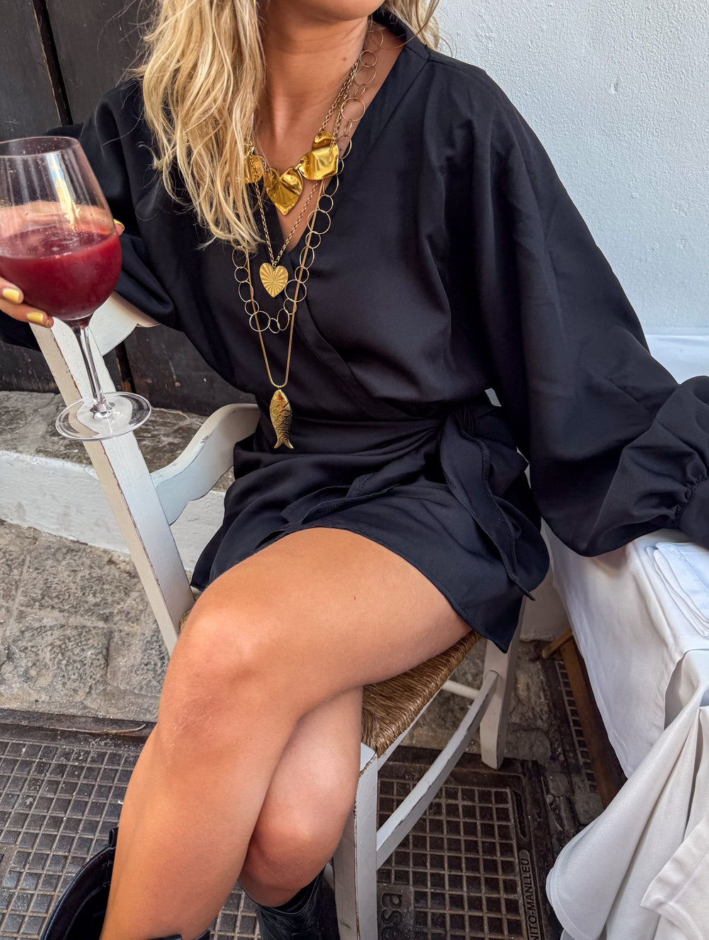 Elegante mini overslagjurk met lange mouwen en moderne uitstraling