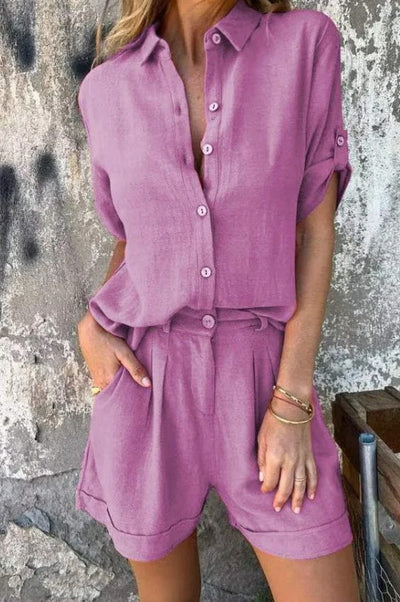 Luchtige zomerset met kortemouwen overhemd en bijpassende korte broek met knopen