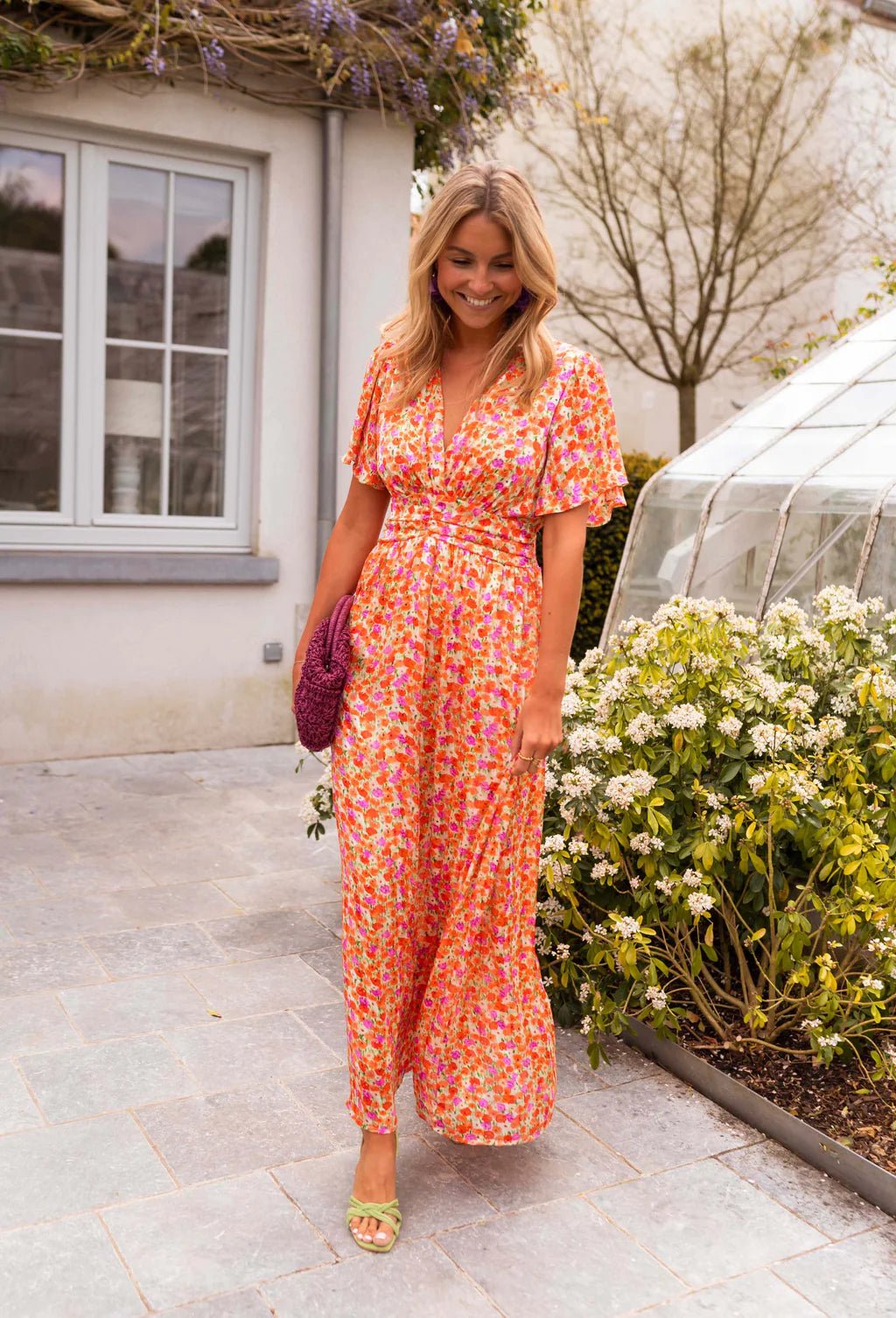 Zomerse maxi jurk met bloemen en korte mouwtjes