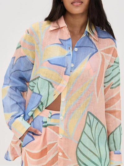 Zomerset voor dames met korte broek en blouse met tropische bladerenprint
