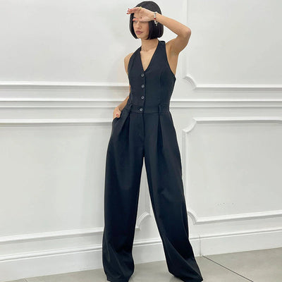 Mouwloze dames jumpsuit met halternek wijde pijpen en knopen aan de voorkant