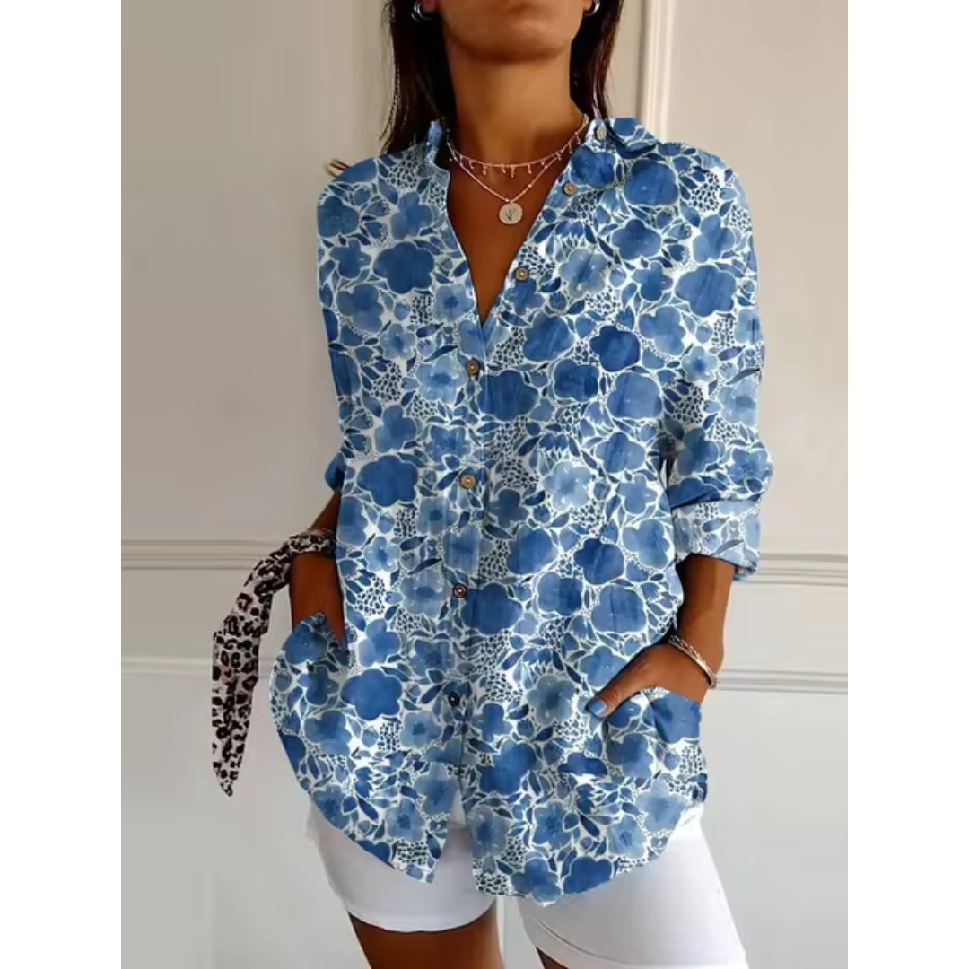 Vrouwelijke bloemenblouse met stijlvolle knopen