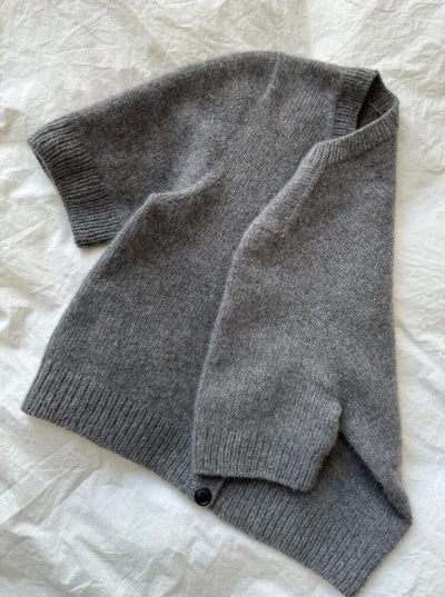 Comfortabele trui met korte mouwen, ronde hals en knoopdetail