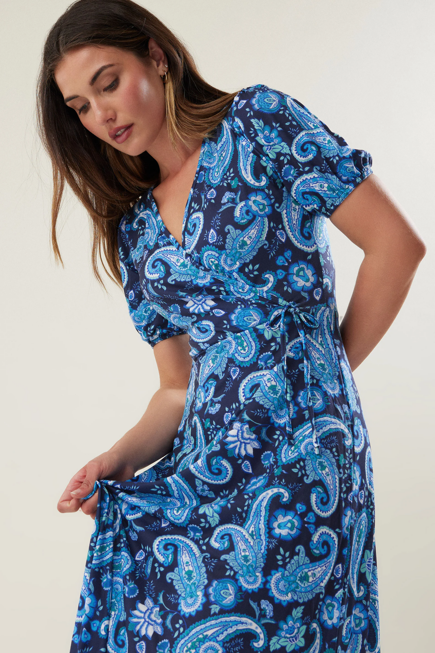 Lange damesjurk met bloemenprint en elegante uitstraling voor zomerse dagen