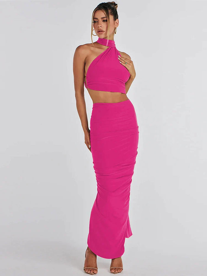 Luxe set met haltertop en asymmetrische maxi rok voor een elegante uitstraling