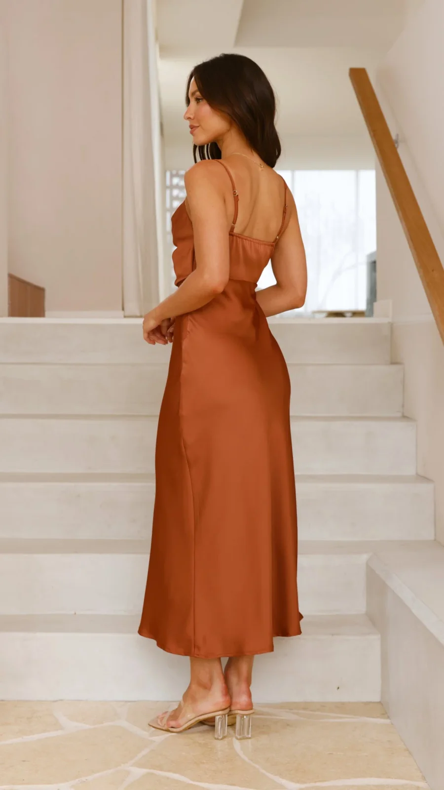 Elegante lange damesjurk met smalle bandjes
