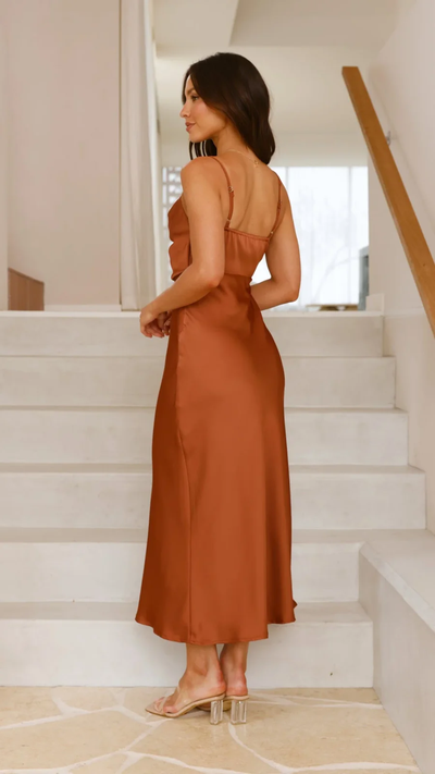 Elegante lange damesjurk met smalle bandjes