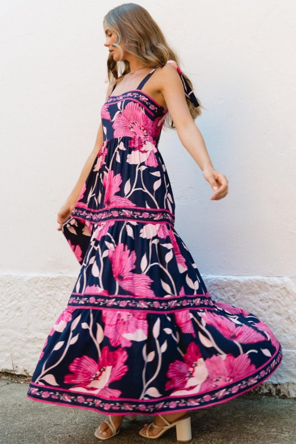 Maxi zomerjurk met bloemenprint en strikbandjes voor een stijlvolle look