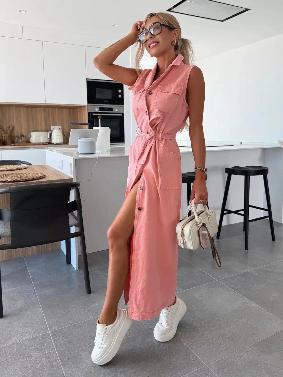 Mouwloze maxi jurk met knopen in moderne stijlvolle uitvoering voor dames