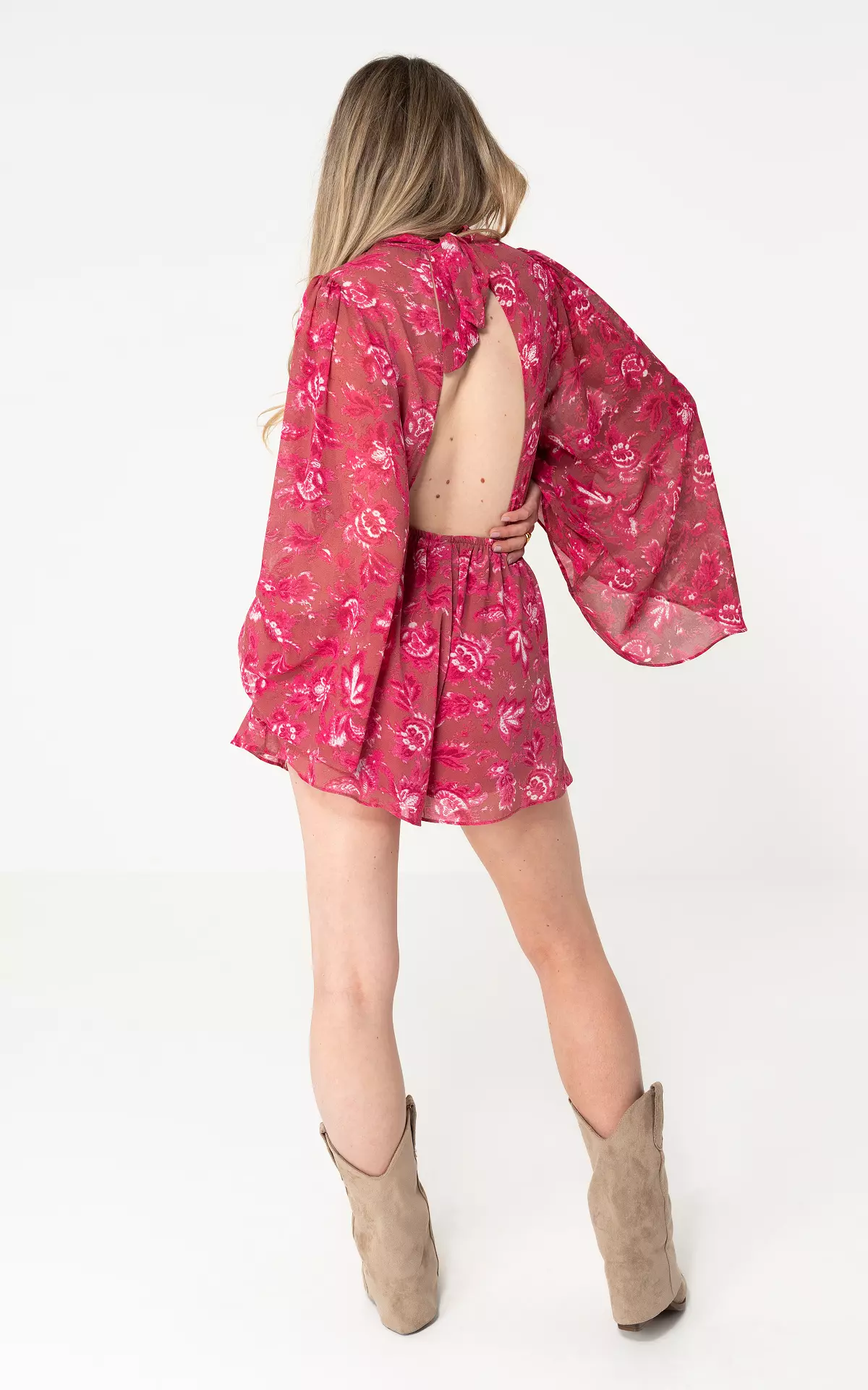 Stijlvolle korte jumpsuit met lange wijde mouwen en open rug