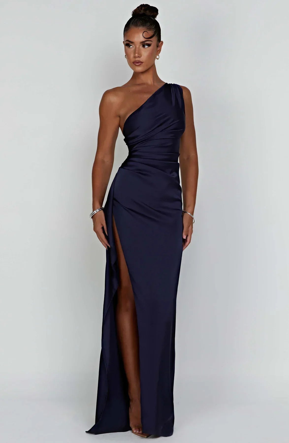 Elegante maxi avondjurk met asymmetrische snit en vloeiende lijn