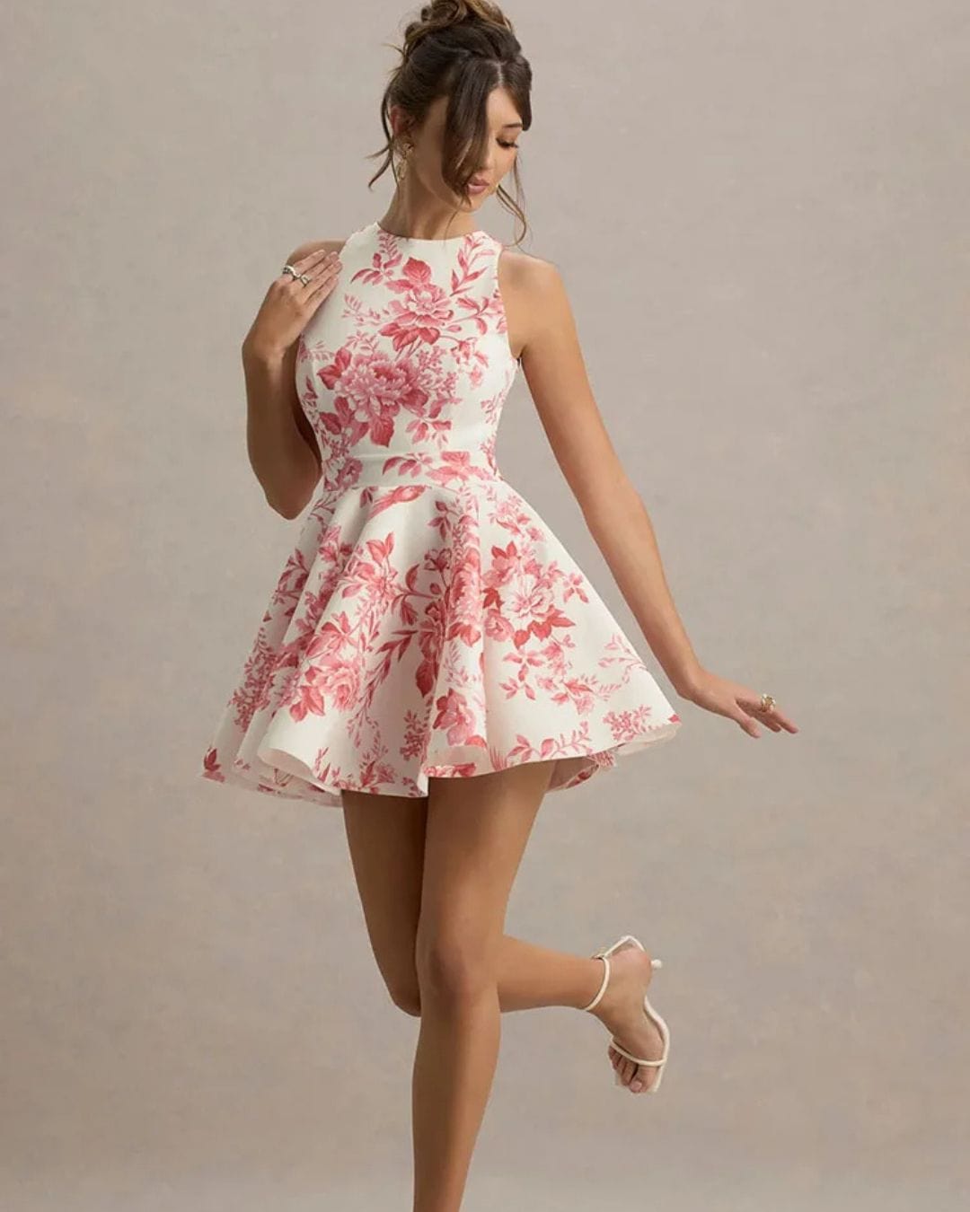 Elegante korte jurk met open rug en strikdetail achteraan