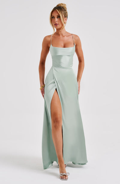 Lange jurk met fijne bandjes en hoge split voor een elegante uitstraling