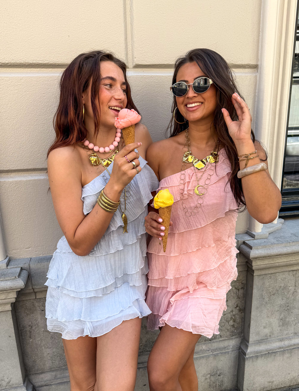 Zomerse mini jurk met ruches en asymmetrische schouderband