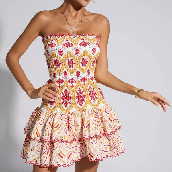 Elegante strapless mini jurk met gelaagde rok en moderne uitstraling