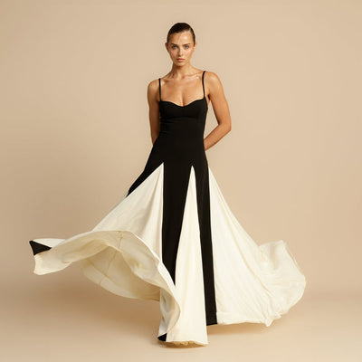 Elegante maxi jurk met smalle bandjes en verfijnde stijl