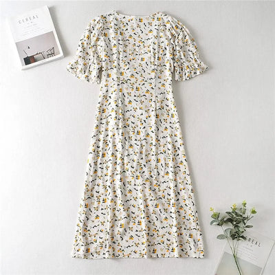 Zomerse midi jurk met V-hals en korte ballonmouwen met subtiele bloemenprint