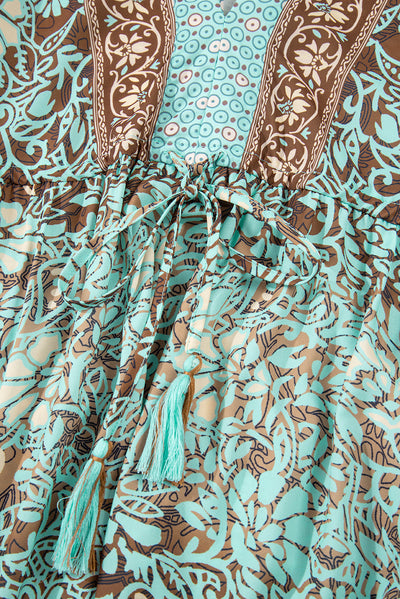 Lange boho-jurk met bloemenprint, open rug en hoge taille