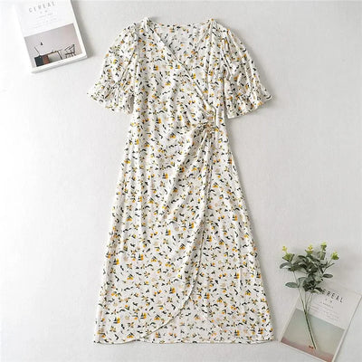 Zomerse midi jurk met V-hals en korte ballonmouwen met subtiele bloemenprint
