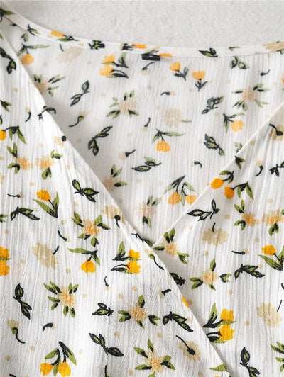 Zomerse midi jurk met V-hals en korte ballonmouwen met subtiele bloemenprint