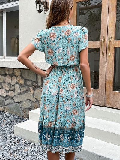 Bohemian zomerjurk met bloemenprint en korte mouwen in A-lijn midi model met V-hals