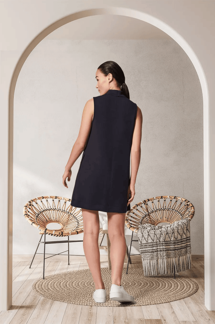 Mouwloze mini jurk met hoge hals en elegante stijl