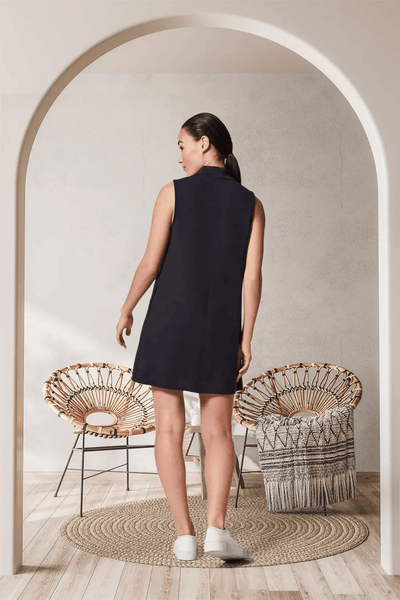 Mouwloze mini jurk met hoge hals en elegante stijl