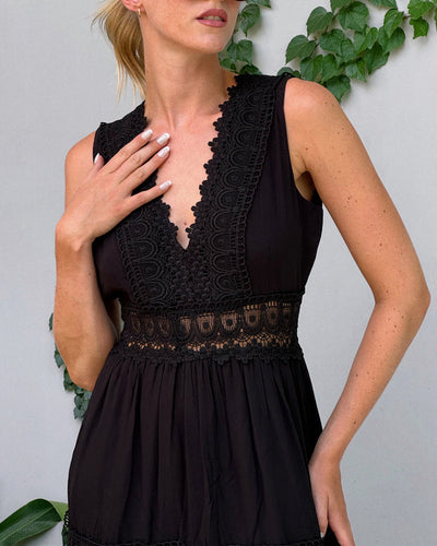 Zomerse midi jurk zonder mouwen met elegante uitstraling