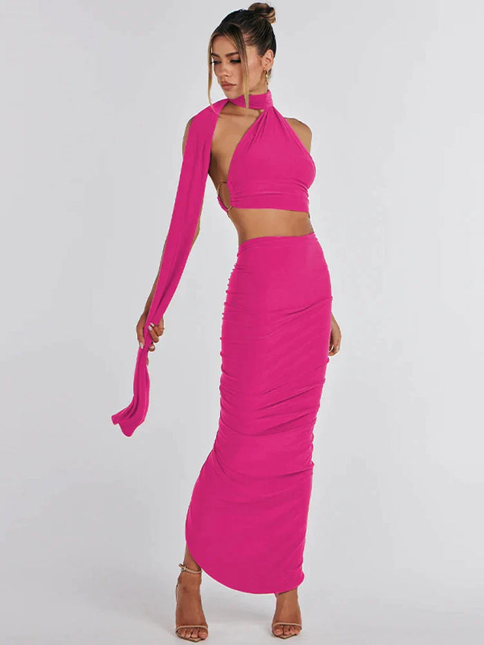 Luxe set met haltertop en asymmetrische maxi rok voor een elegante uitstraling