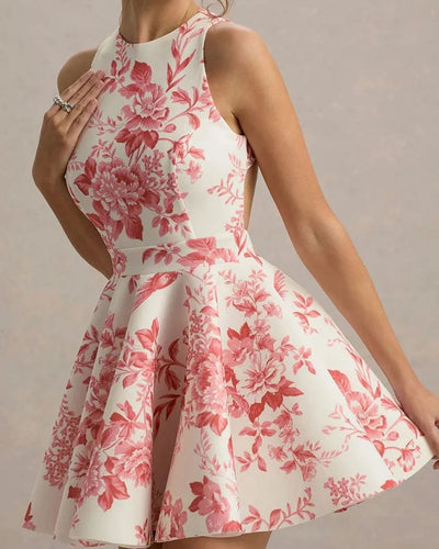 Elegante korte jurk met open rug en strikdetail achteraan