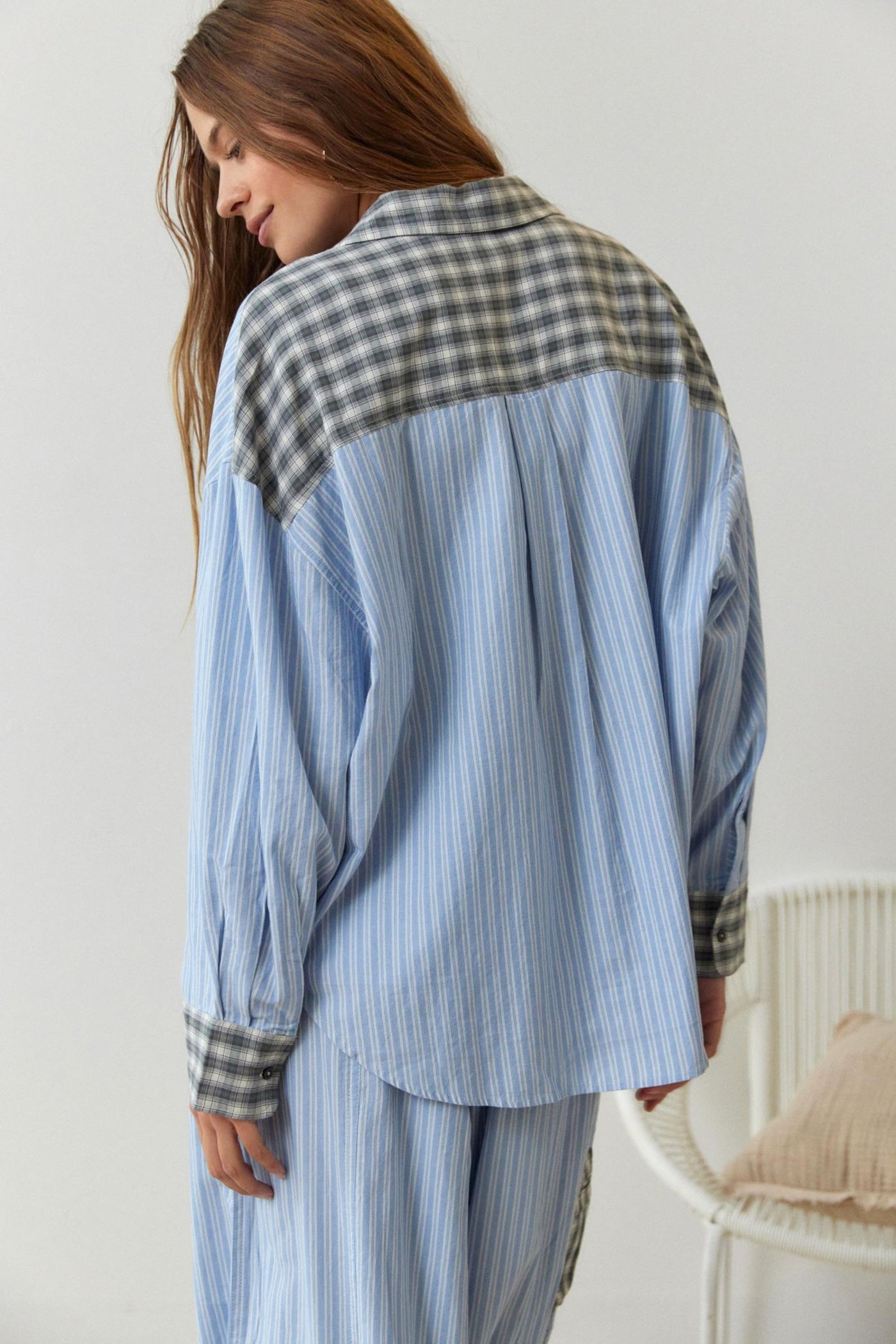 Los damespyjamaset met doorknoopshirt en wijde broek