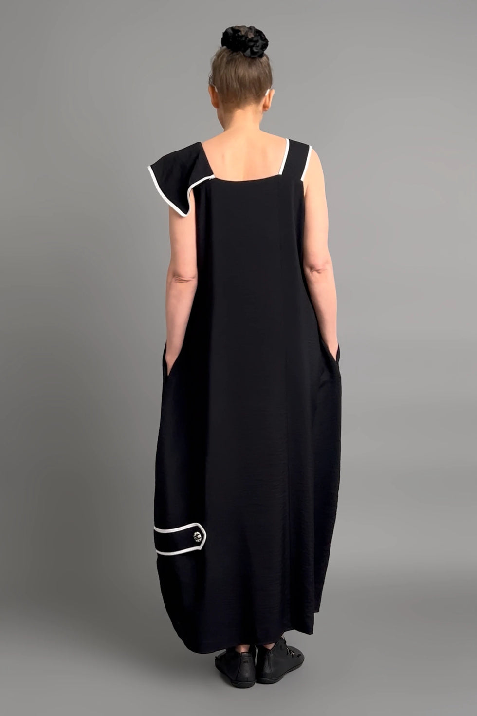 Maxi jurk met elegante uitstraling in losse avant-garde stijl