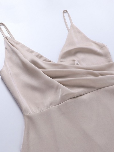 Elegante maxi jurk met smalle bandjes diepe halslijn en stijlvolle split