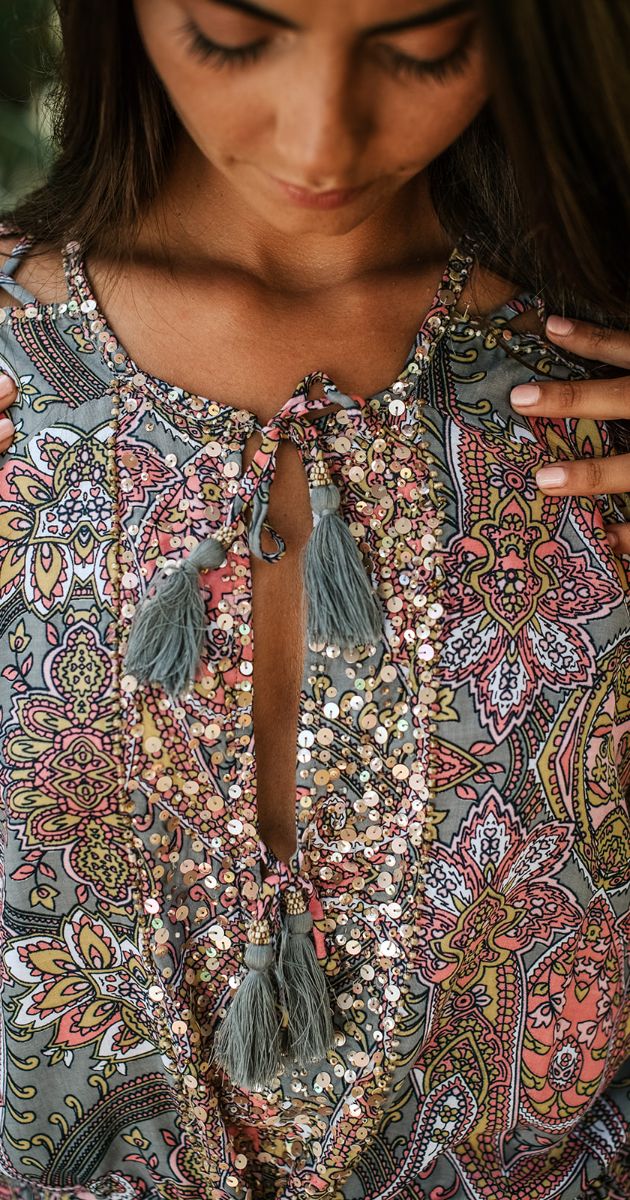 Korte tuniek met print lange wijde mouwen en een open halsdetail voor een boho uitstraling