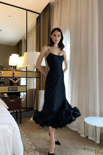 Elegante midi jurk met dunne bandjes en ruches aan de zoom