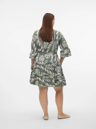 Casual korte jurk met geometrisch patroon en V-hals