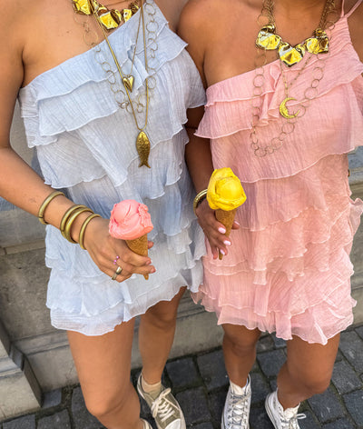 Zomerse mini jurk met ruches en asymmetrische schouderband