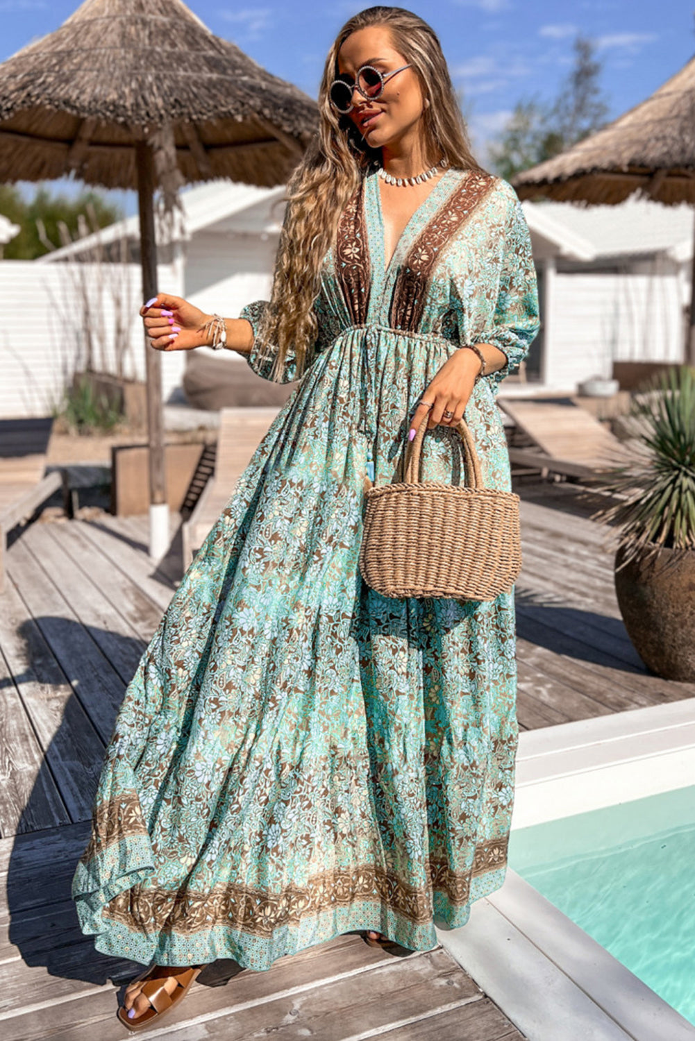 Lange boho-jurk met bloemenprint, open rug en hoge taille