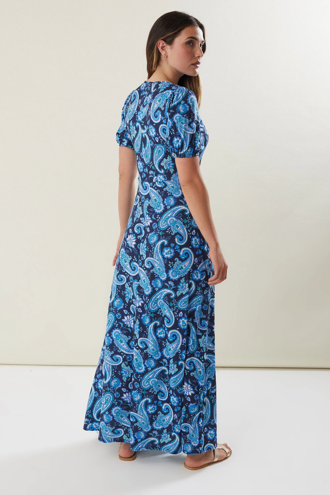 Lange damesjurk met bloemenprint en elegante uitstraling voor zomerse dagen