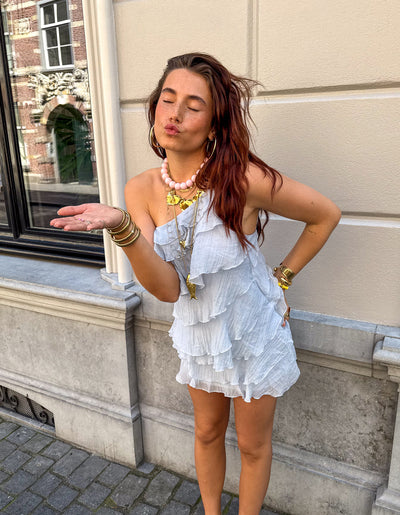 Zomerse mini jurk met ruches en asymmetrische schouderband