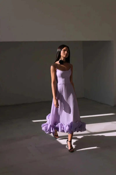 Elegante midi jurk met dunne bandjes en ruches aan de zoom