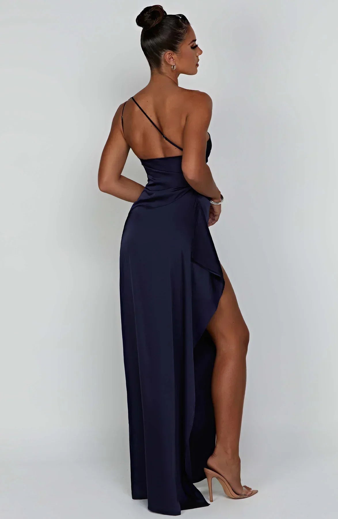Elegante maxi avondjurk met asymmetrische snit en vloeiende lijn