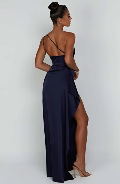 Elegante maxi avondjurk met asymmetrische snit en vloeiende lijn