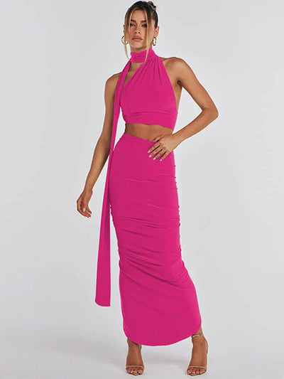 Luxe set met haltertop en asymmetrische maxi rok voor een elegante uitstraling